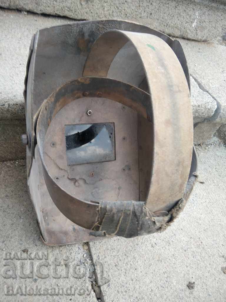 Delivery of An old mask, a helmet Delivery of An old mask, a helmet