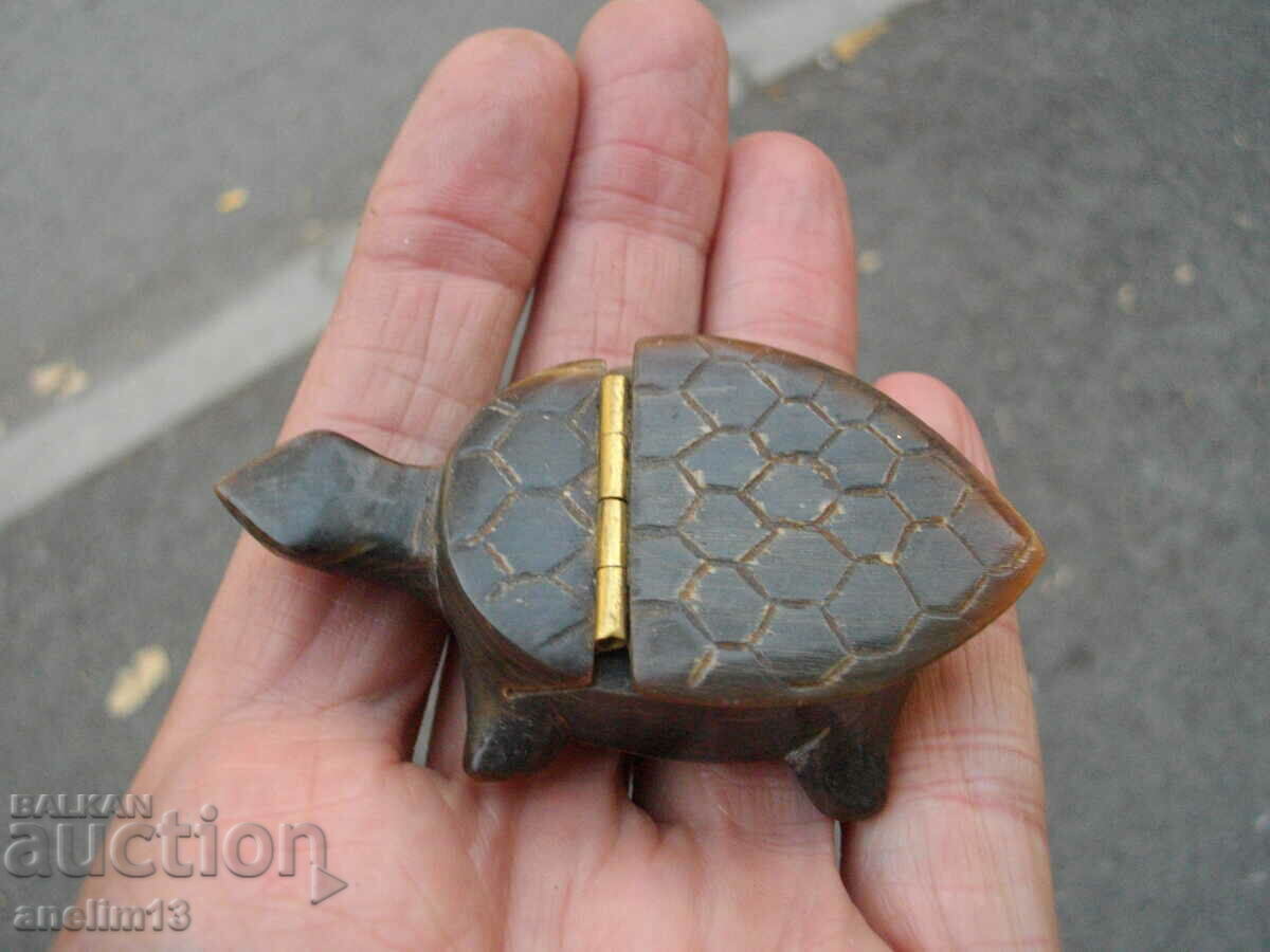 CUTIE VECHE DE COARN DE TESTOSĂ CUTIE VECHE DE COARN DE TESTOSĂ