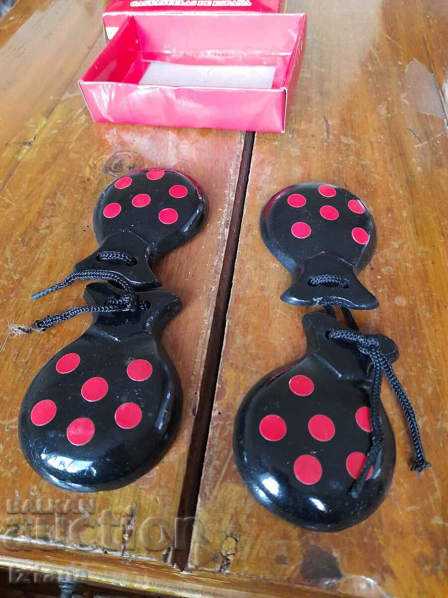 Delivery of Old castanets