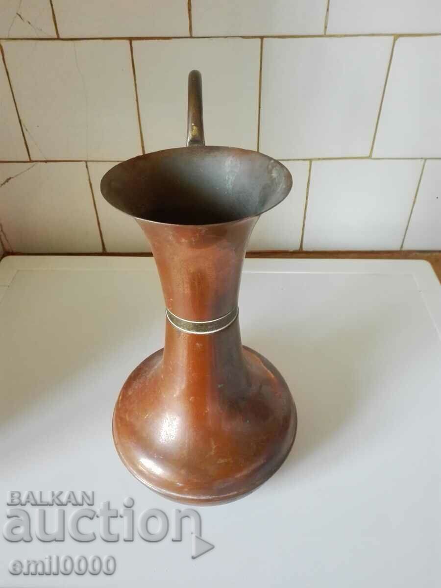 Auction A beautiful, large copper jug. Auction A beautiful, large copper jug.
