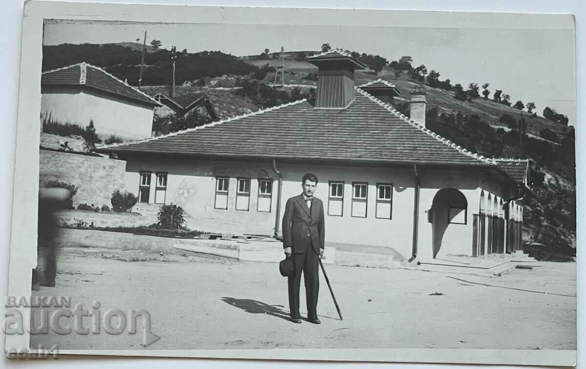 Фотография на мъж в центъра на селото 1934