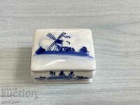 Dutch porcelain box / box. #4655
