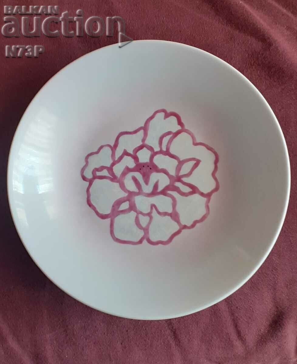 OLD PORCELAIN PLATE. COLLECTION. HAND PAINTED.