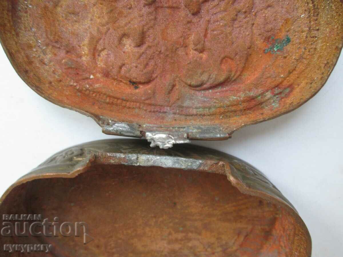 A small elliptical copper box with folk motifs - 5 A small elliptical copper box with folk motifs - 5