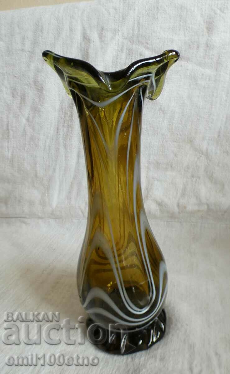 O vaza frumoasa din sticla colorata cu motiv floral, lucrata manual