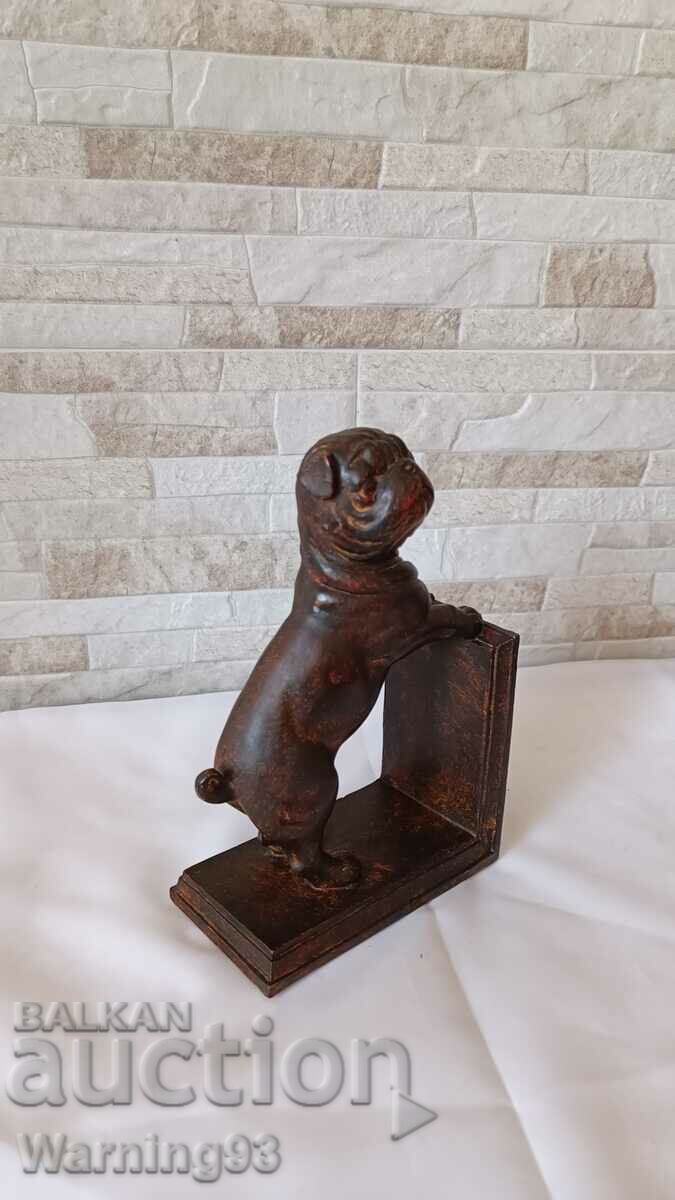 Raft vechi / suport de cărți - câine - buldog francez cu preț 40.00 BGN | € 20.45
