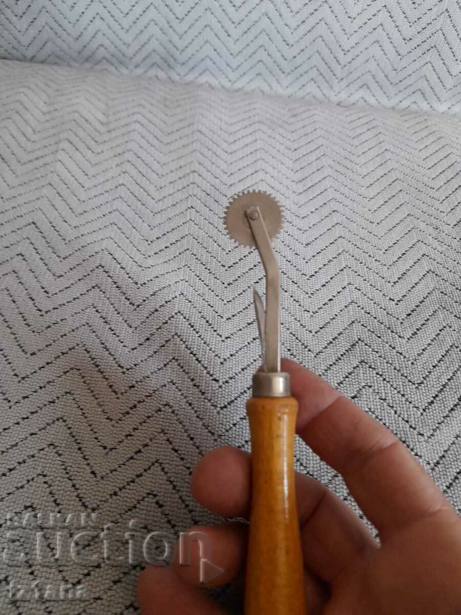 Dispozitiv de tăiat aluat vechi cu preț 12.00 BGN | € 6.14