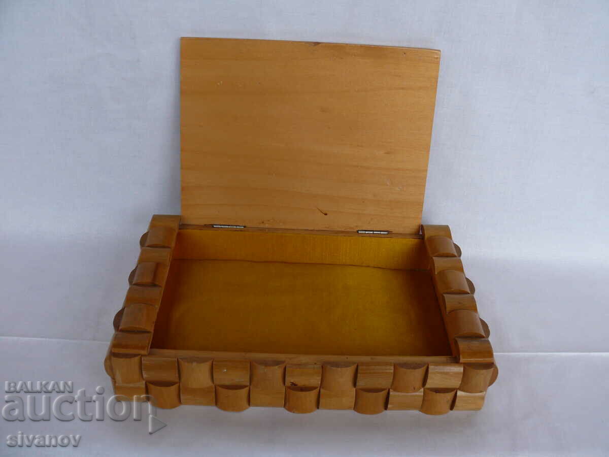 Interesting old wooden jewelry box #1969 with price 19.99 BGN | € 10.22 Interesting old wooden jewelry box #1969 with price 19.99 BGN | € 10.22