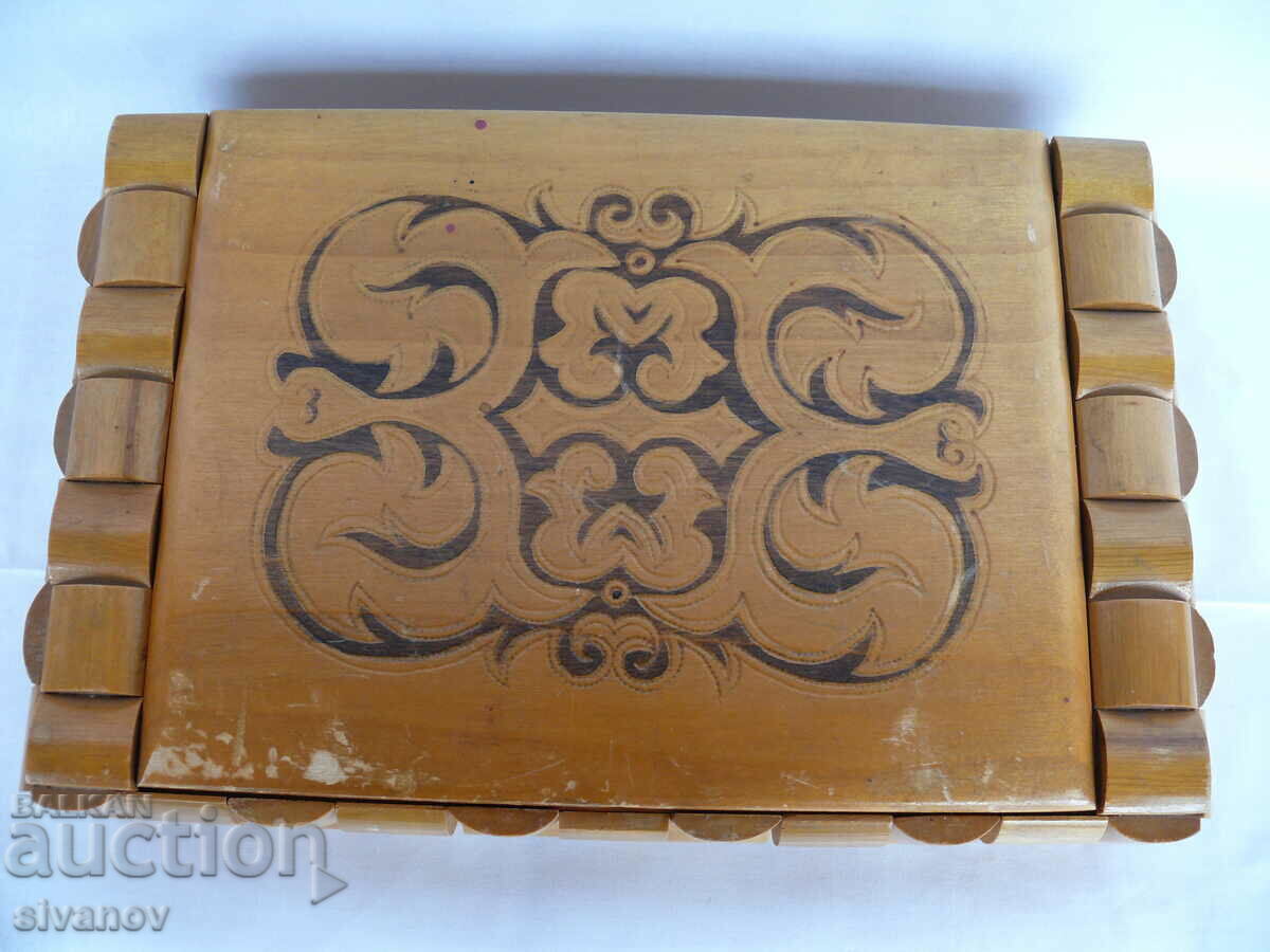 Auction Interesting old wooden jewelry box #1969 Auction Interesting old wooden jewelry box #1969