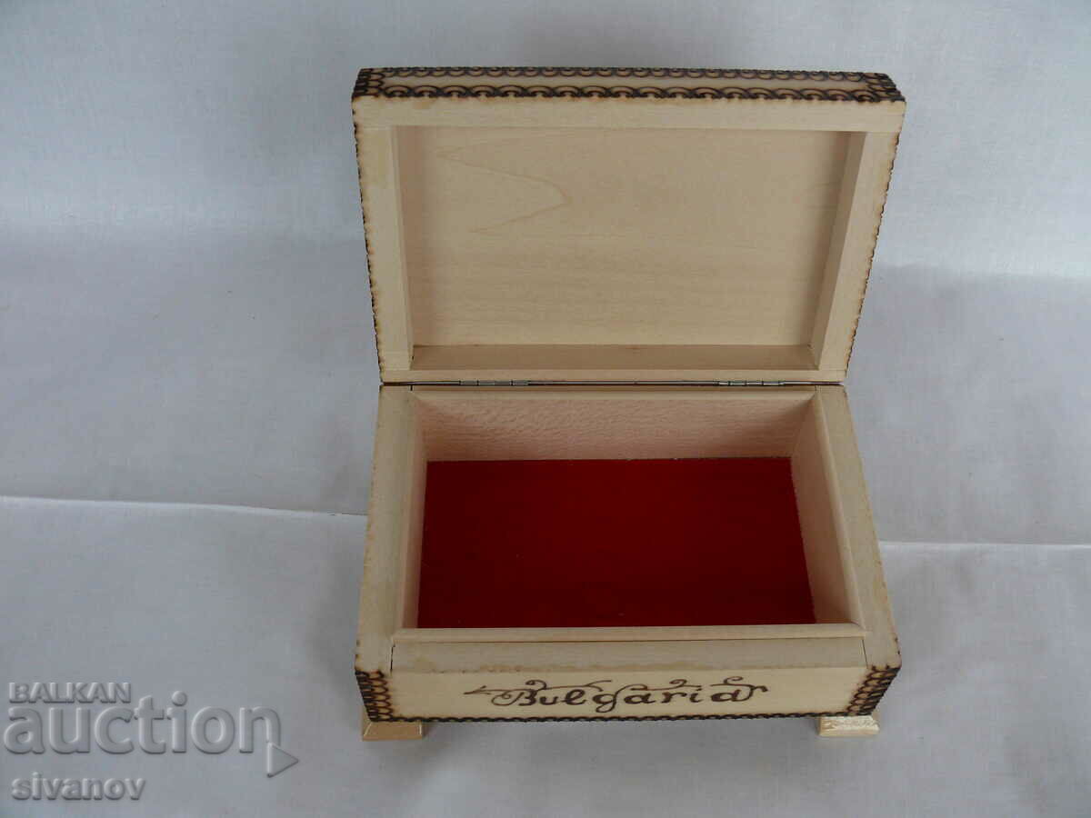 Auction Interesting old wooden jewelry box #1971 Auction Interesting old wooden jewelry box #1971