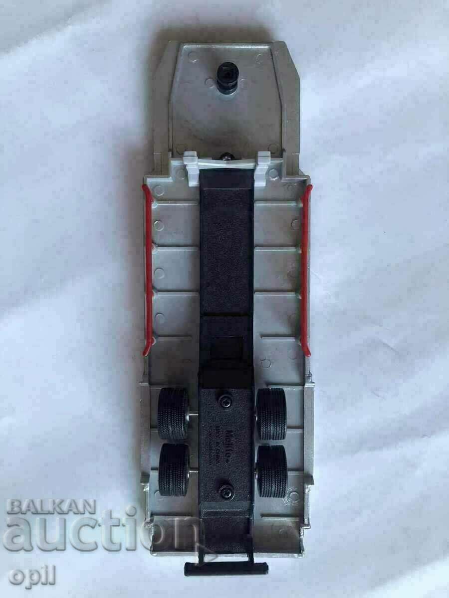 Auction Maisto Truck with Trailer Auction Maisto Truck with Trailer