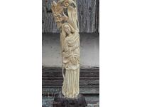 Λεπτά σκαλισμένη οστέινη φιγούρα