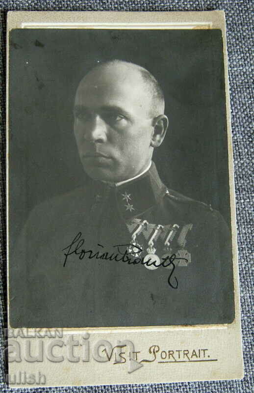 Ofițerul comandă o fotografie veche cu autograf din carton dur
