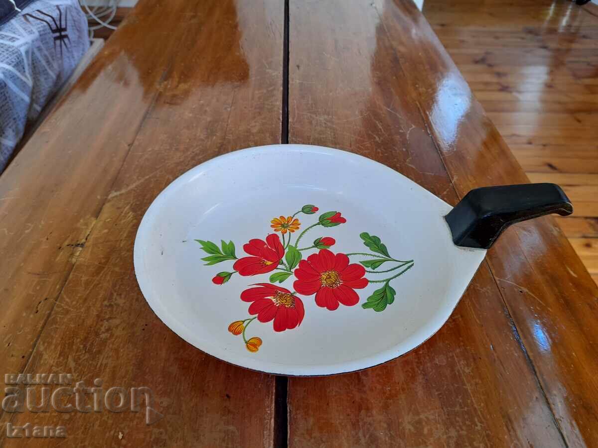 Old enameled omelet pan, pan with price 30.00 BGN | € 15.34 Old enameled omelet pan, pan with price 30.00 BGN | € 15.34