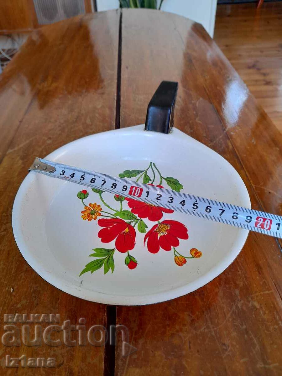 Auction Old enameled omelet pan, pan Auction Old enameled omelet pan, pan