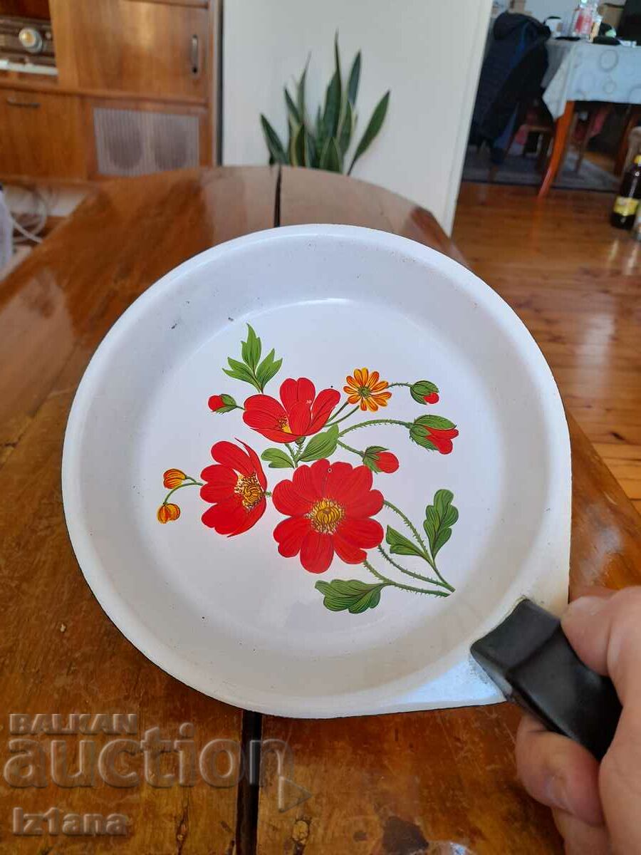 Delivery of Old enameled omelet pan, pan Delivery of Old enameled omelet pan, pan