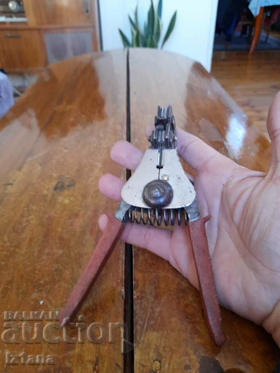 Old cable crimping pliers with price 30.00 BGN | € 15.34 Old cable crimping pliers with price 30.00 BGN | € 15.34