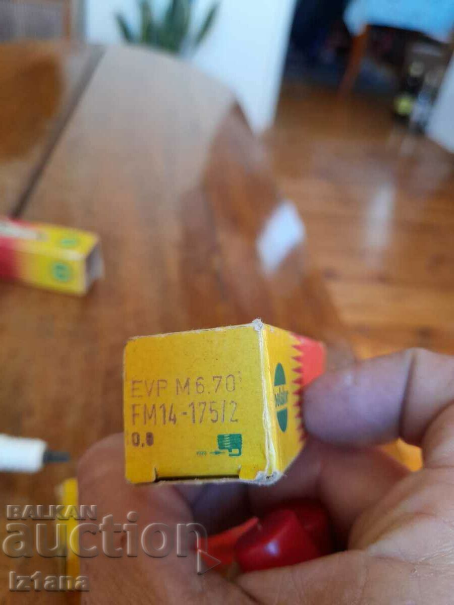 Old spark plug, Isolator candles - 5 Old spark plug, Isolator candles - 5