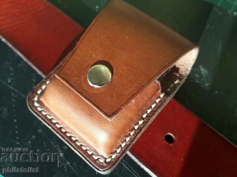 Δημοπρασία Θήκη από γνήσιο δέρμα για αναπτήρα "Zippo". Δημοπρασία Θήκη από γνήσιο δέρμα για αναπτήρα "Zippo".