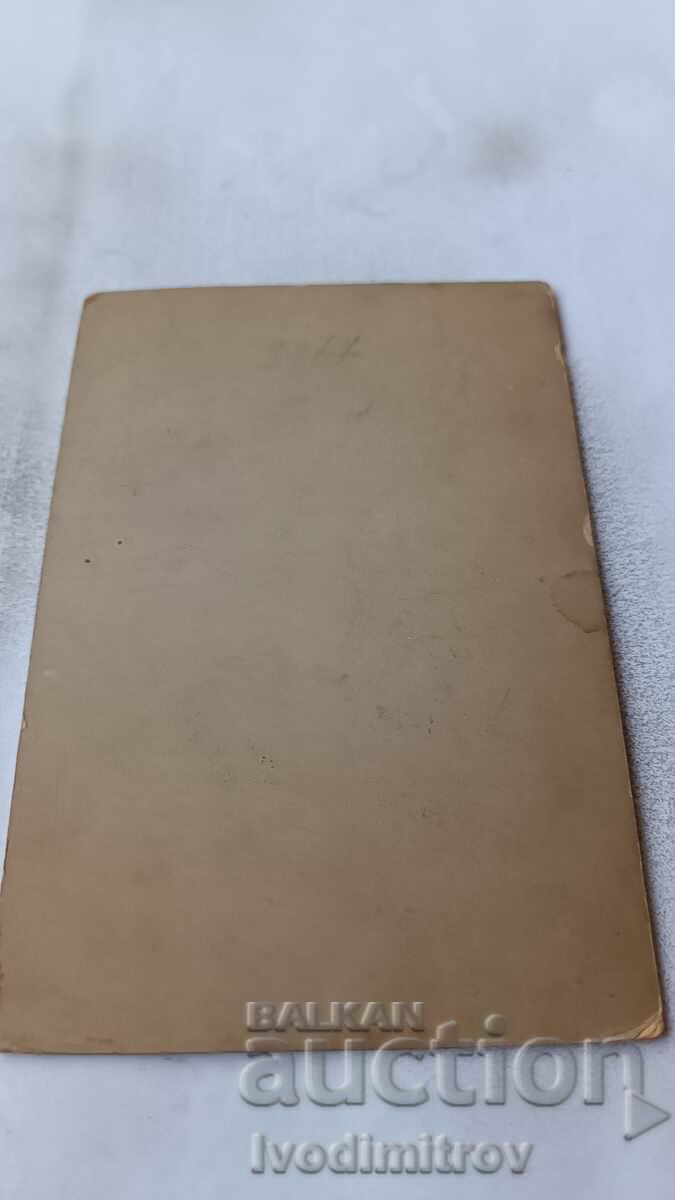 Φωτογραφία Δύο αγόρια και ένα κορίτσι με τιμή 6.45 BGN | € 3.30 Φωτογραφία Δύο αγόρια και ένα κορίτσι με τιμή 6.45 BGN | € 3.30