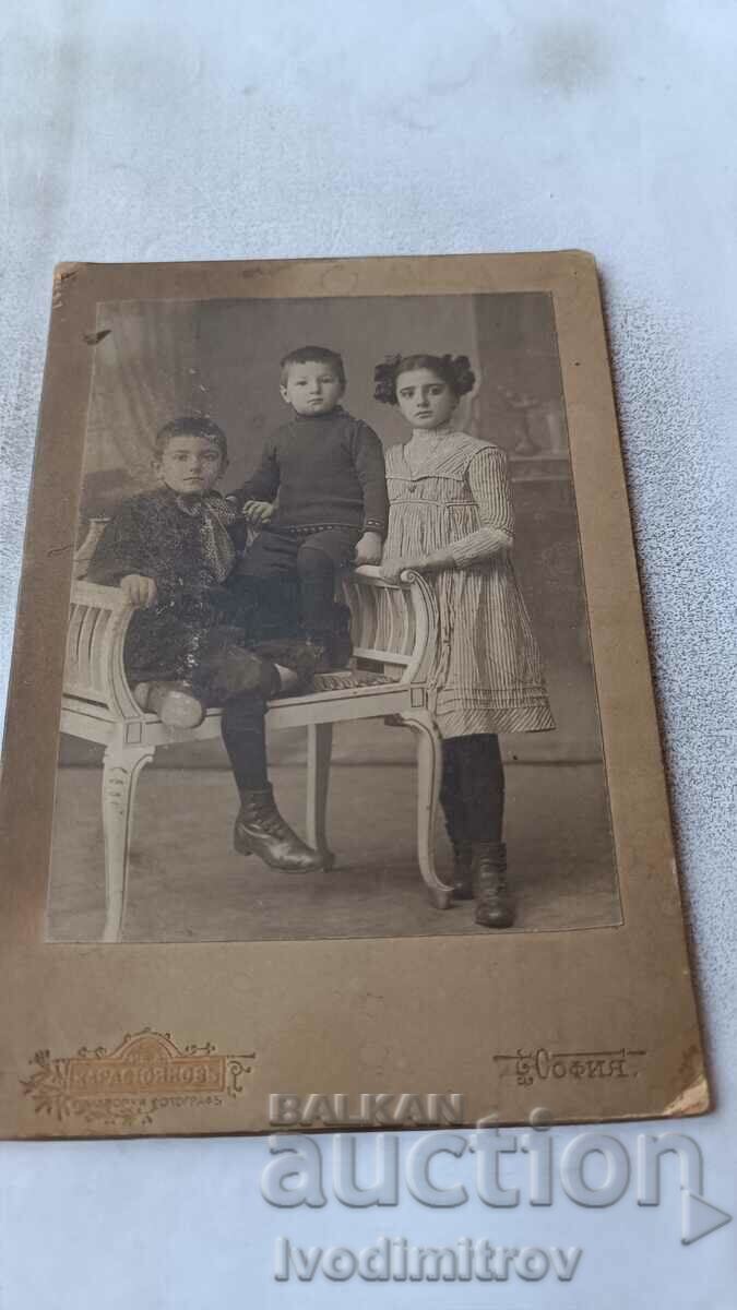 Photo Two boys and a girl