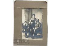 Фотостудийна семейна снимка Плевен 1915