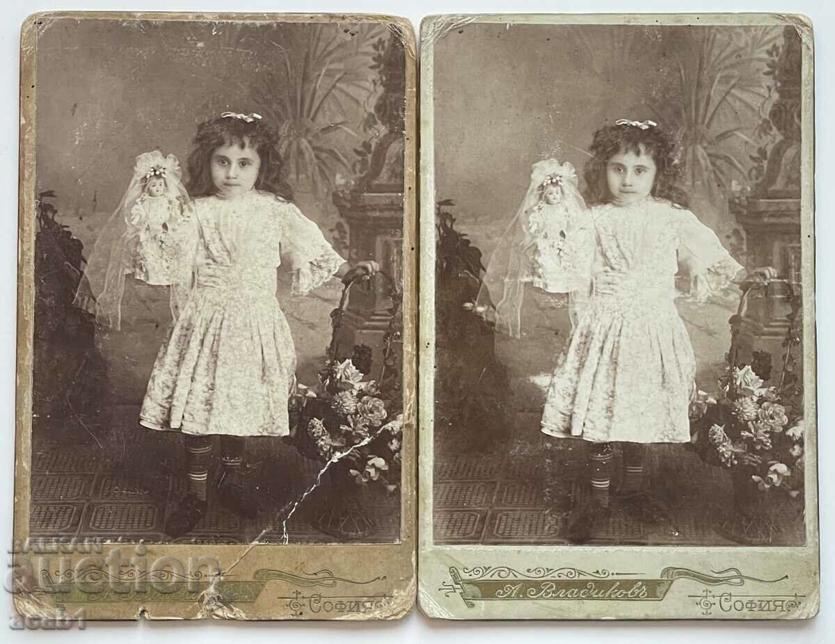 Φωτογραφίες στούντιο Κορίτσι με μια κούκλα