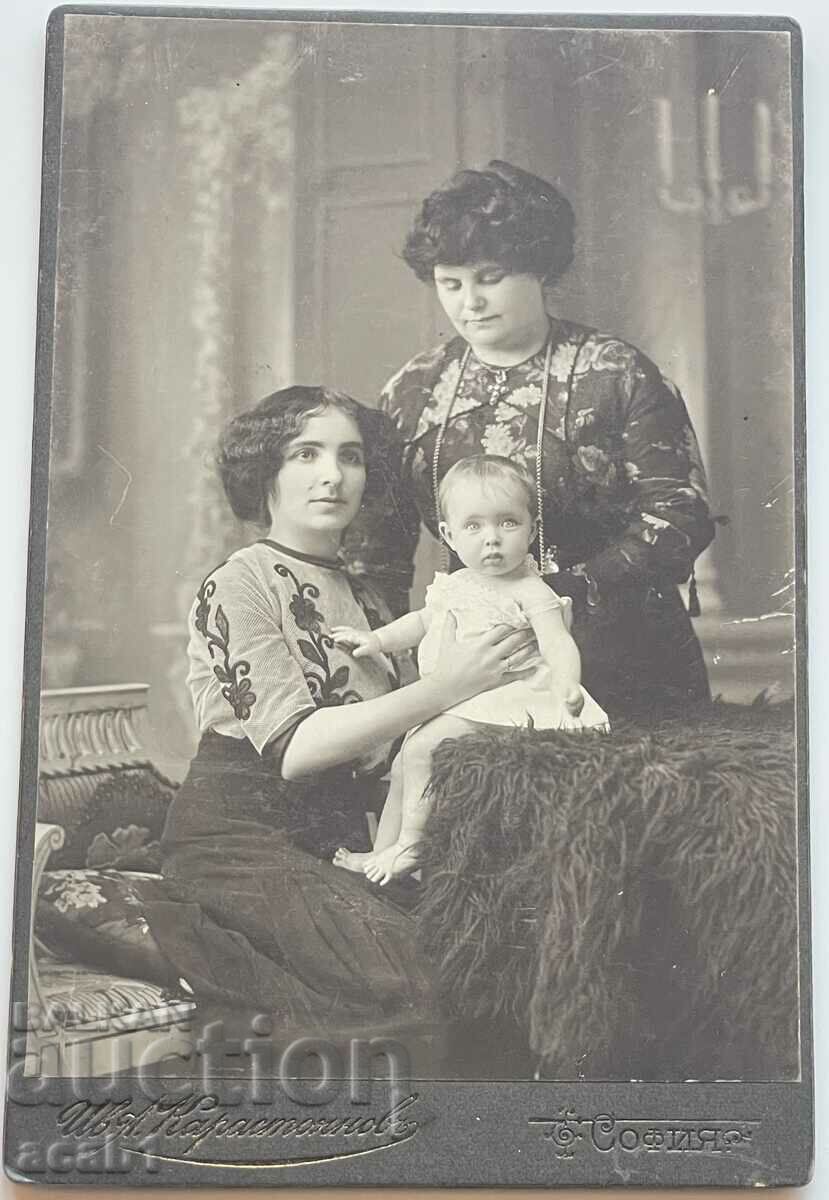 Фотография на две дами и бебе София