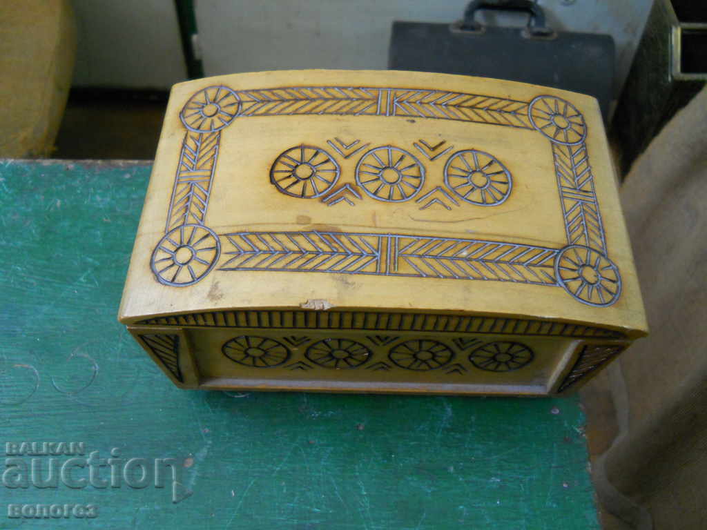 дървена пирографирана кутия за бижута