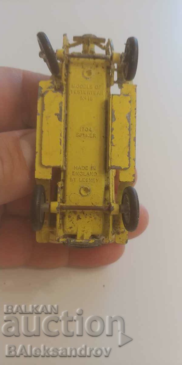 Delivery of An old metal English pram Delivery of An old metal English pram