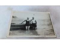 Κα Βάρνα Άνδρας και γυναίκα με ρετρό μαγιό δίπλα σε μια βάρκα στη θάλασσα 1931