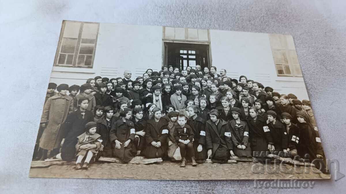 Foto Kyustendily Elevii cu profesorii lor în fața școlii