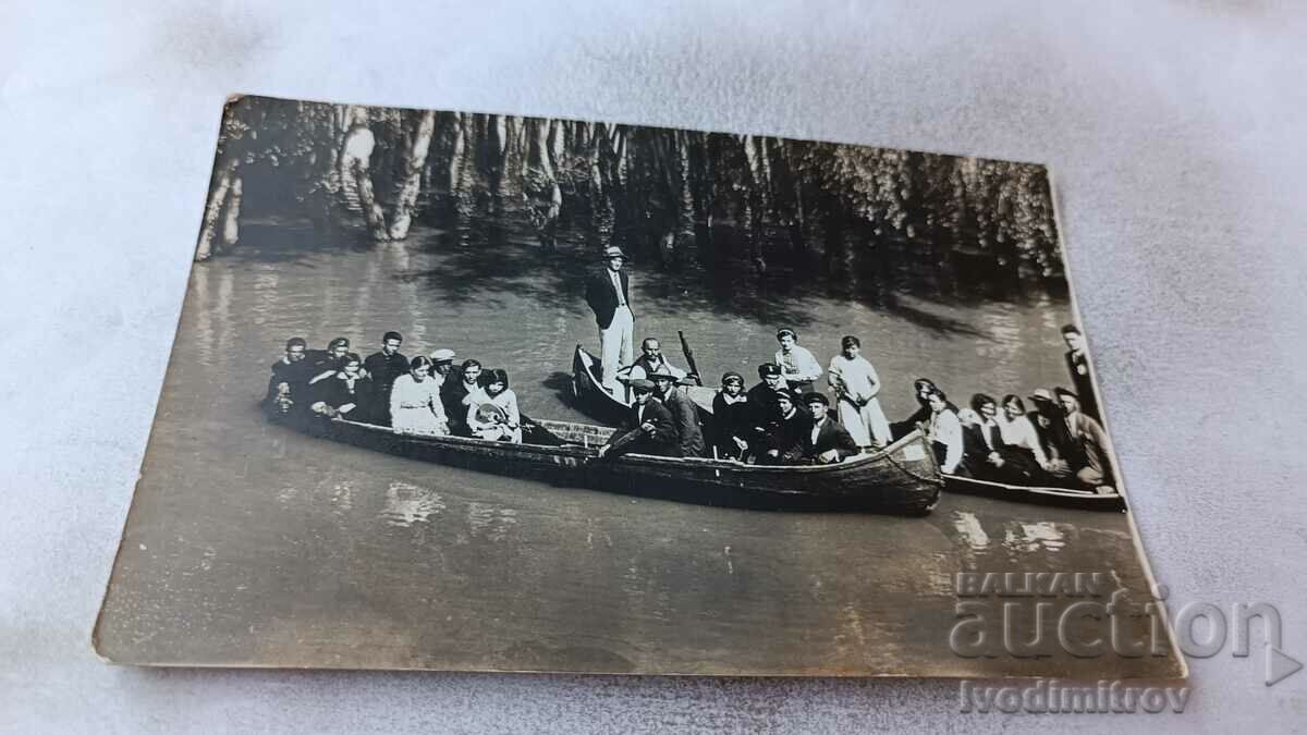 Φωτογραφία Gorni Vadinu Νέοι άνδρες και γυναίκες με βάρκες στον ποταμό Δούναβη