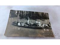 Photo Gorni Vadinu Young men and women with boats in the Danube river