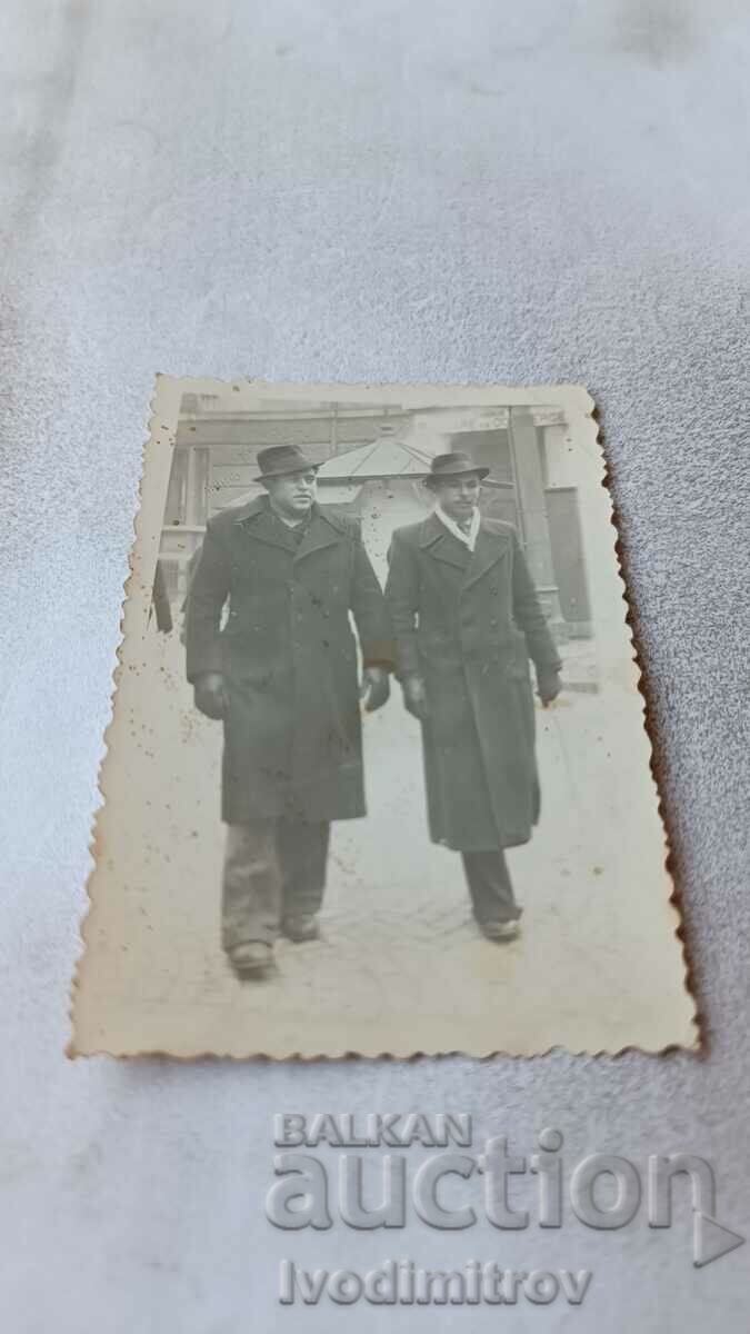 Fotografie Sofia Doi bărbați în paltoane de iarnă la plimbare 1942