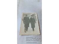 Снимка София Двама мъже в зимни палта на разходка 1942