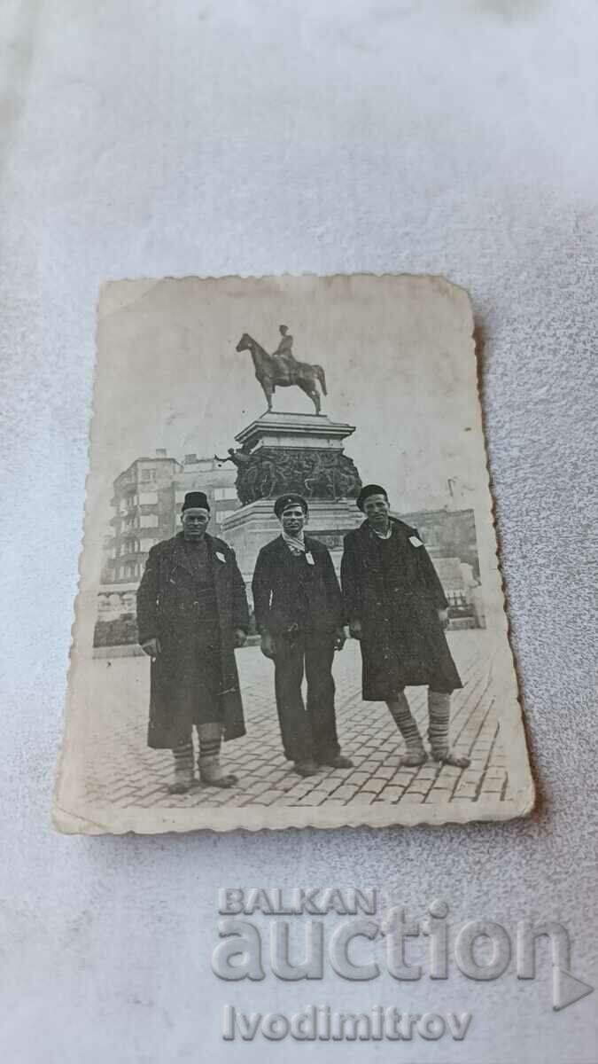 Fotografie Sofia Trei bărbați în Piața Adunării Naționale