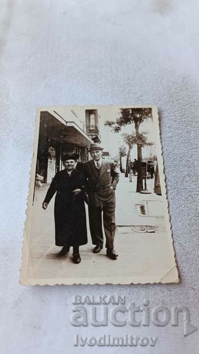 Photo Sofia A man and an elderly woman on a walk