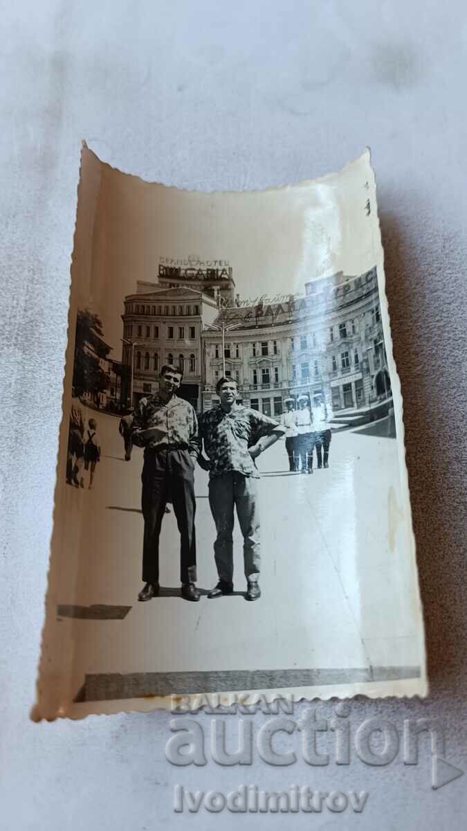 Снимка София Двама млади мъже пред Мавзолея на Г. Димитров