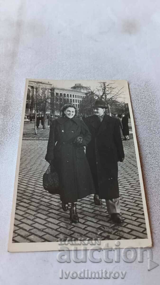 Φωτογραφία Σοφία Άνδρας και γυναίκα σε έναν περίπατο 1950