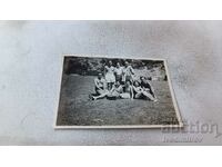 Снимка Младежи и девойки по бански на поляната