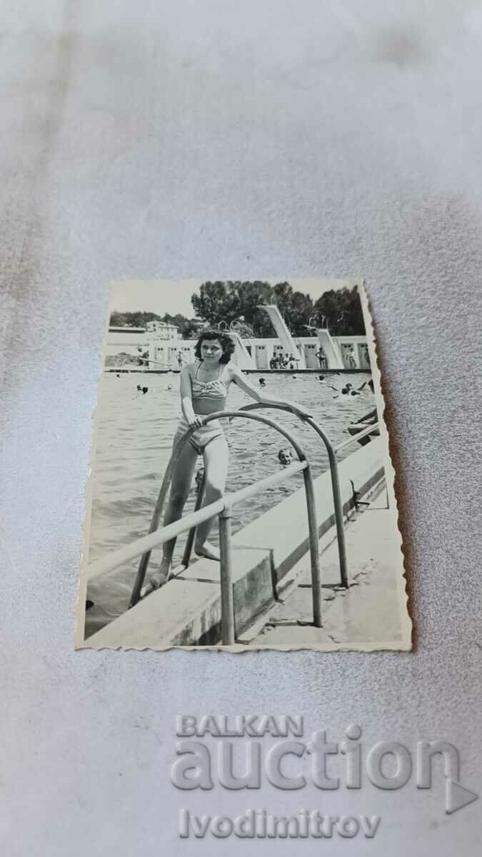 Photo Young woman at a swimming pool
