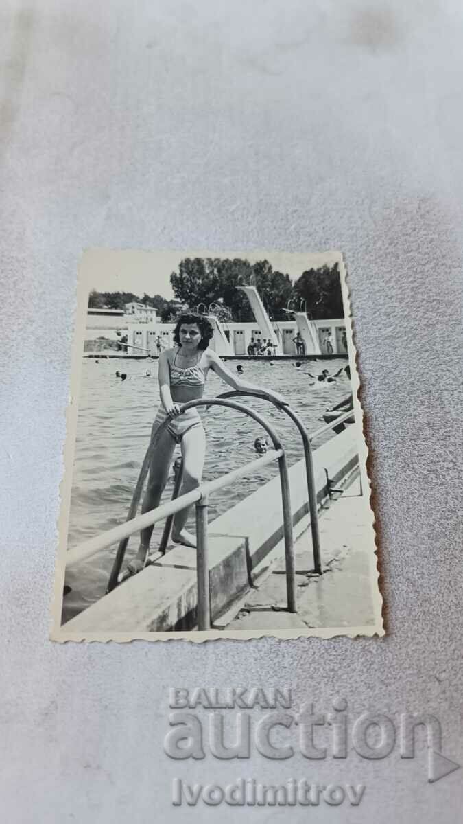 Photo Young woman at a swimming pool