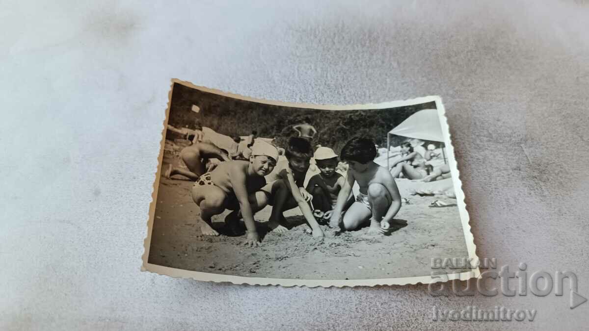 Φωτογραφία Βάρνα Τέσσερα παιδιά στην παραλία