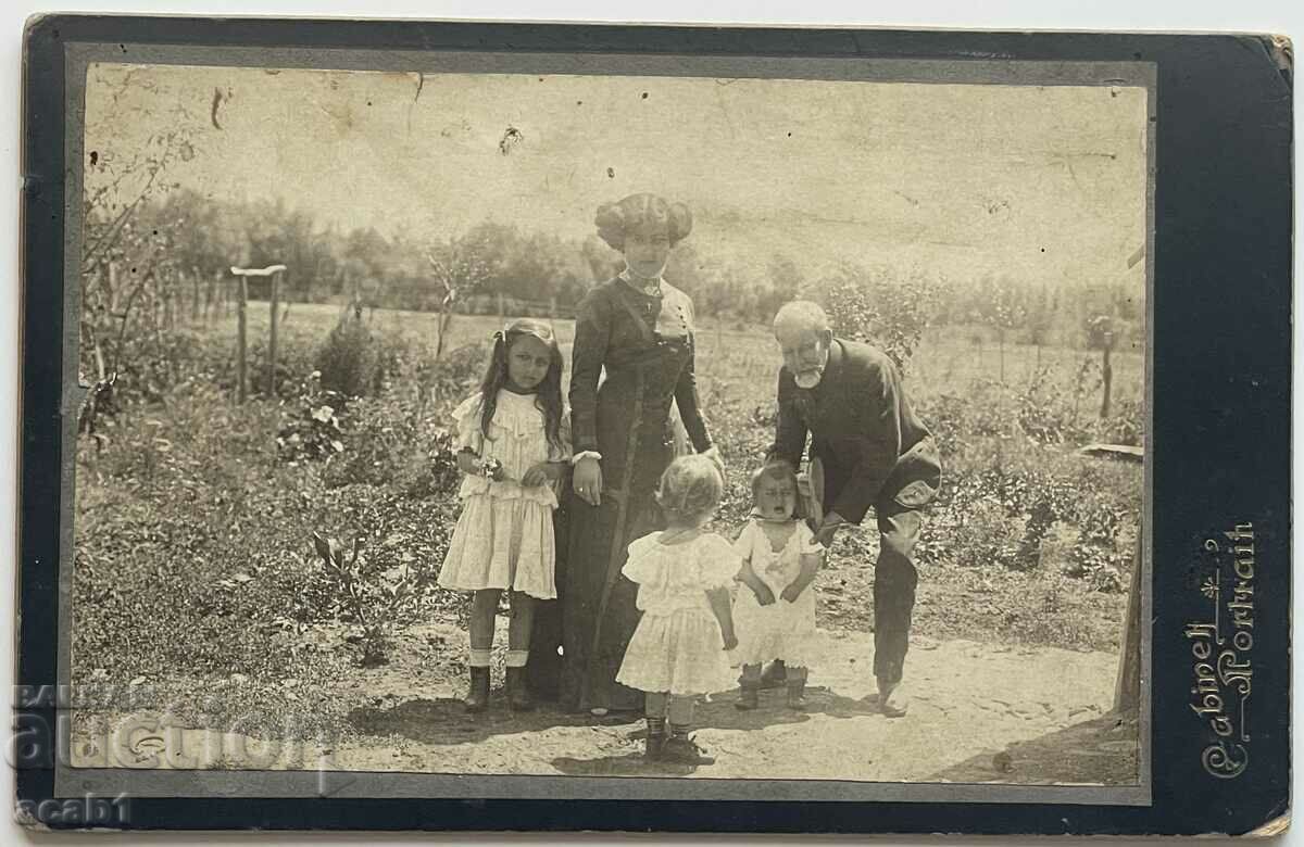 Grandfather from Rousse with his grandchildren and Court Lady Ferdinand