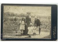 Ο παππούς από το Rousse με τα εγγόνια του και την αυλή Lady Ferdinand