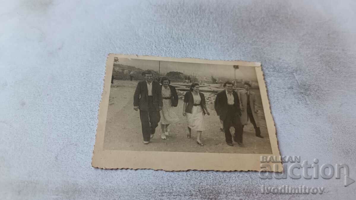 Fotografie Sofia Boyana Trei bărbați și două femei la plimbare 1949