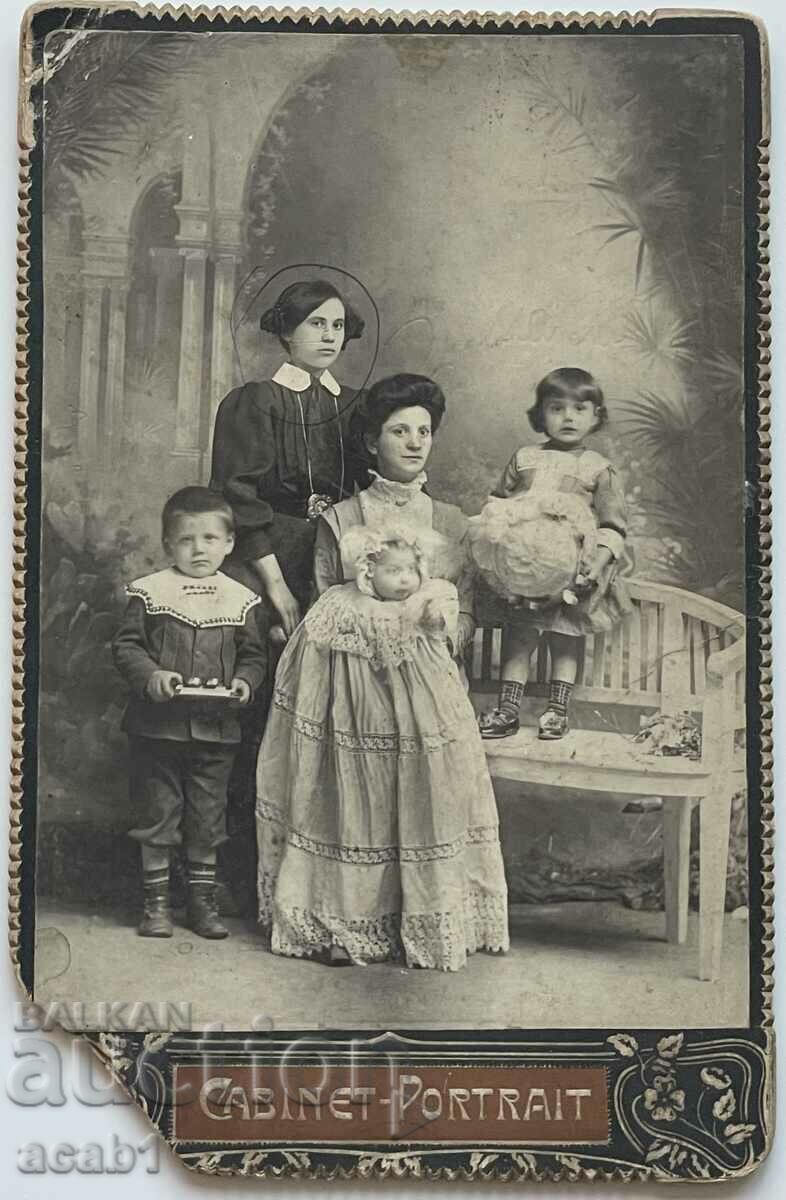 Семейна фотография Леля и деца