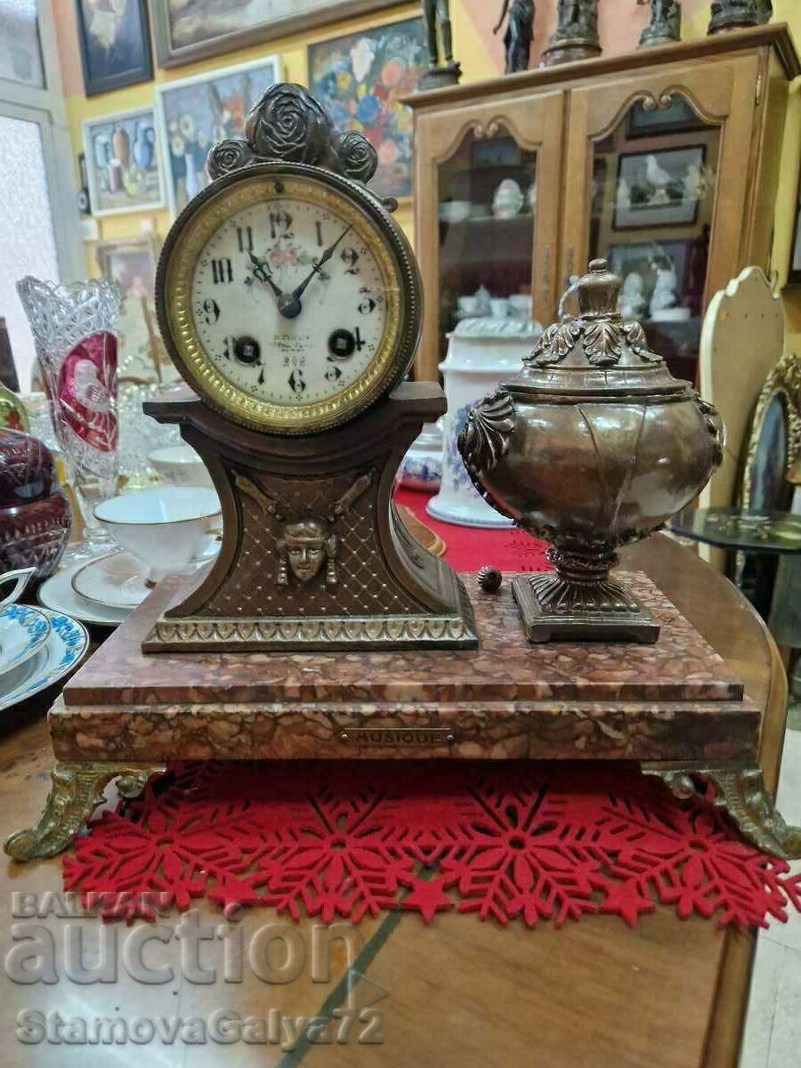 Όμορφο ρολόι γαλλικού τζακιού αντίκα Όμορφο ρολόι γαλλικού τζακιού αντίκα