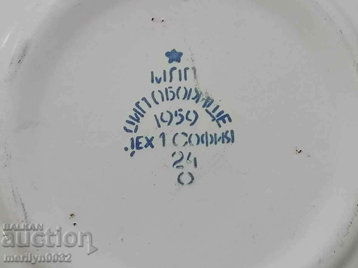 Auction An old 1950s enamel bread pan Auction An old 1950s enamel bread pan